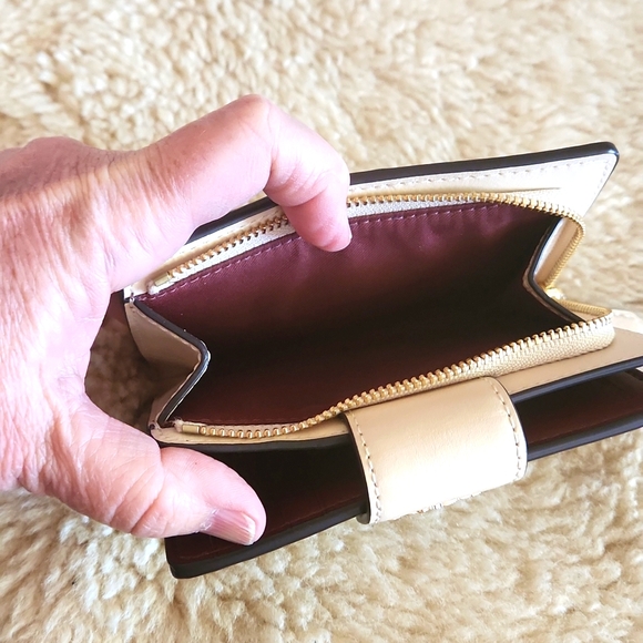 Beautiful NWOT Coach Signature Brown Evergreen Floral Bi-Fold Wallet  🩷🤎🎁🌸🤍 - Picture 13 of 16